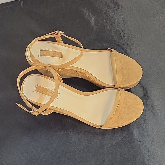 FOREVER 21 SUEDE WEDGE ROUND OPEN TOE ANKLE & ADJUSTABLE BUCKLE STRAP SANDAL - Picture 5 of 15